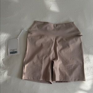 CSB crop shop boutique Form invisible scrunch short 5” in fawn